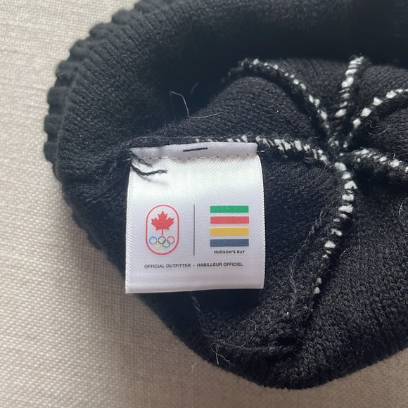 Hudson’s Bay CANADA hat - Picture 3 of 4